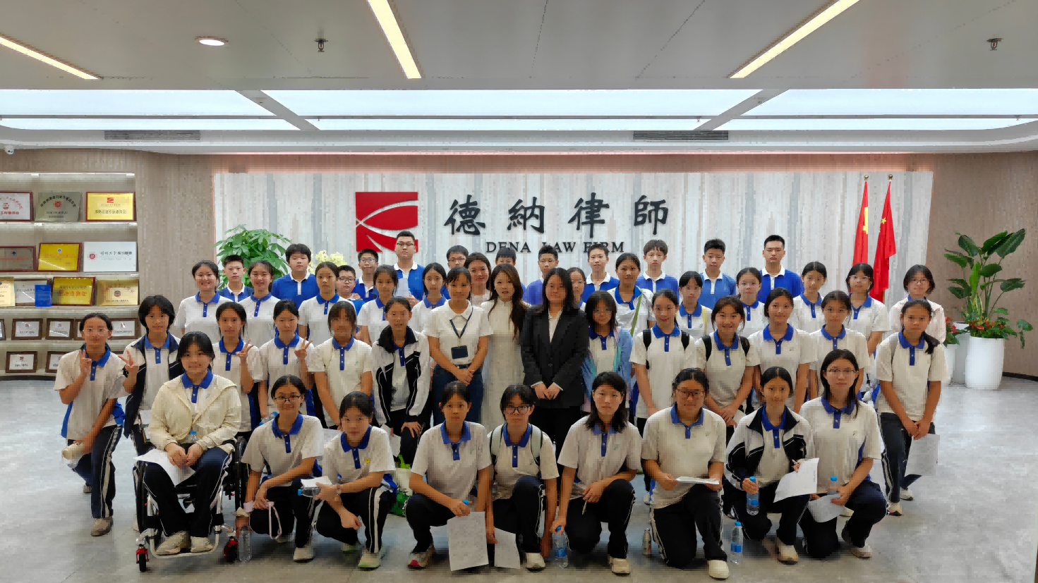 【德纳动态】零距离接触法庭！德纳律所携手龙华区外国语学校观湖校区解锁法治研学新体验